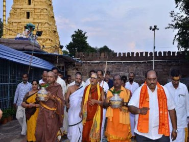 swami svarupandrenda swami (370 x 278) swami svarupandrenda swami