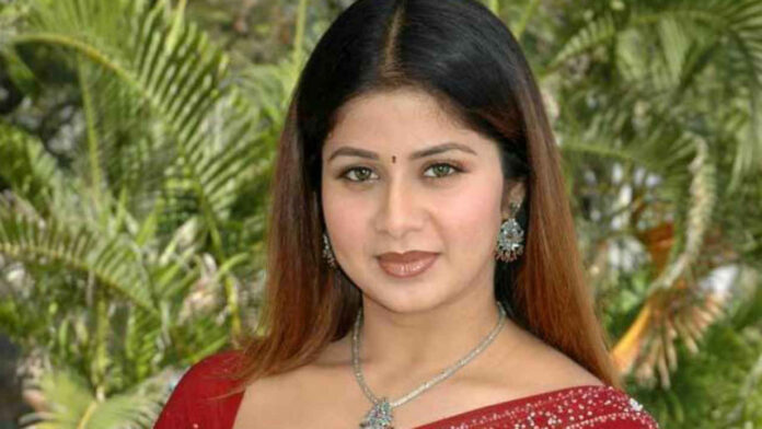 actress sangeetha sensational comments on her mother