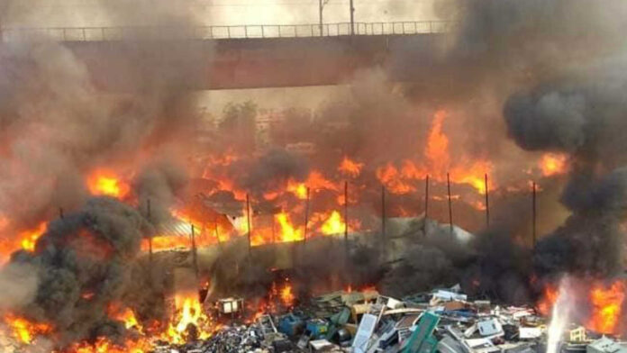 fire-accident-in-delhi-near-metro-station