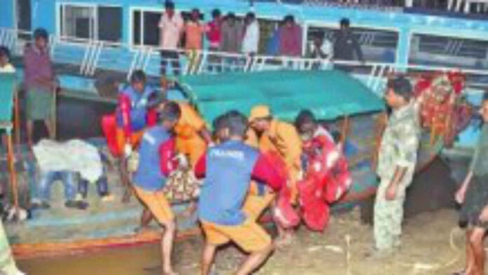 boat-accident-in-devipatnam-of-godavari